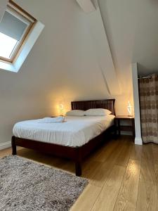 卢顿里塞酒店的一间卧室配有一张带两盏灯的床。