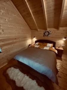 科拉欣Wooden Corner的木制客房内的一间卧室,配有一张床