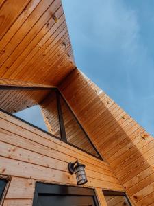 布拉索夫CABANA 365的木屋的木屋顶,带灯