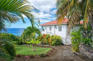 Méro加勒比海海景假日公寓的海景白色房屋