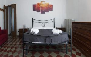 CastroCasa Paradise的一间卧室配有一张床,上面有两条毛巾