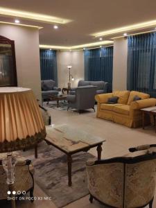 马达巴Black Iris Hotel II的客厅配有沙发和桌子