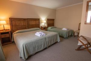 埃尔卡拉法特349 Suites的酒店客房,配有两张带毛巾的床