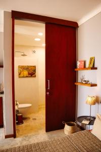 萨尔雷Leben am Atlantik hautnah spüren的一间带红色门和卫生间的浴室