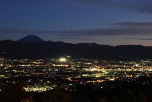 山梨市富士屋水果公园酒店的夜晚的城市景观