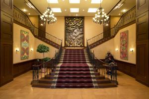 山梨市富士屋水果公园酒店的墙上画画的建筑物的楼梯