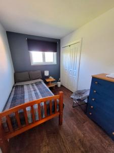马塔讷Maison St-Raymond Duplex的一间卧室设有一张床和蓝色的墙壁