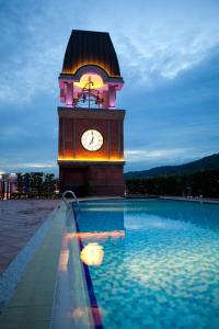台北維多麗亞酒店的游泳池旁的钟楼