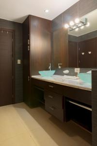 雅科Diamante del Sol Ocean front, Jaco Paradise CR的一间带两个盥洗盆和大镜子的浴室