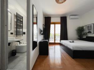 罗马Appartamento di design的一间卧室配有一张床,浴室设有水槽