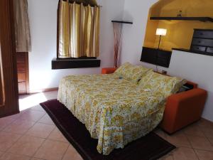 阿西西La casina di Assisi的一间卧室,配有一张鲜花铺在床上的床