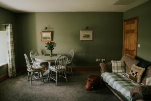 霍特惠斯尔White Side Cottage的客厅配有桌椅和沙发
