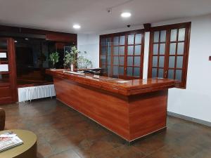 阿林萨尔角派朵索酒店的一个带木制台面的大厨房