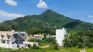 蒂鲁瓦纳马莱Aadhya guest house的城市和建筑背景中的山