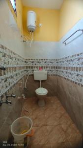 蒂鲁瓦纳马莱Aadhya guest house的一间带卫生间和桶的浴室