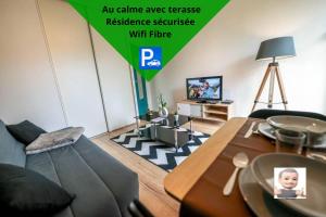 波城Le petit Park-studio-terrasse- piscine-WIFI FIBRE的客厅配有沙发和桌子