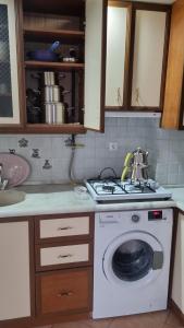 阿塔库姆Erdem Apartment的厨房配有炉灶和洗衣机。