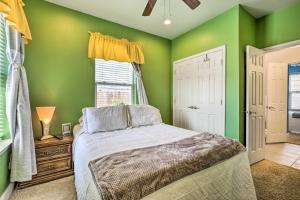 新奥尔良Welcoming New Orleans Home Near Bourbon St!的绿色卧室设有床和窗户