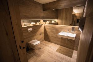 雷乌斯雷乌斯中心酒店的一间带卫生间和水槽的浴室
