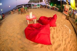 希克杜沃国际海滩餐厅酒店 的沙滩上的两个红色枕头
