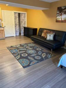 布尔海德市River getaway Downstairs unit的带沙发和地毯的客厅