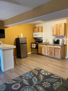 布尔海德市River getaway Downstairs unit的厨房配有黑色冰箱和木制橱柜。