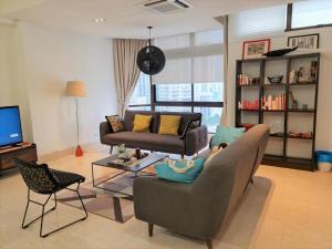 吉隆坡Bukit Bintang Fahrenheit88 Apartment by Sarah's Lodge的客厅配有沙发和椅子