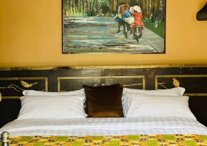 MakindyeThe Forest Resort - Lweza的一间卧室配有一张壁画床