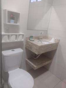 伊瓜苏Cantinho da Sônia的白色的浴室设有卫生间和水槽。