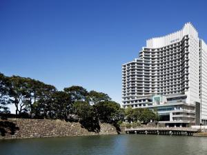 东京东京皇宫酒店的靠近水体的大建筑