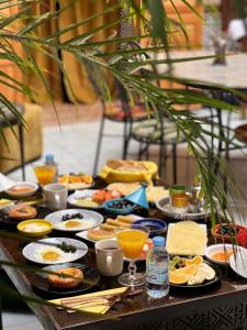 拉巴特Riad Majorelle的餐桌上摆放着食物和饮料