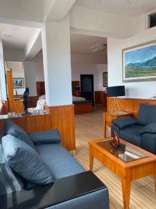 塔斯科·德·阿拉尔孔Casa Vista hermosa de taxco的带沙发和咖啡桌的客厅