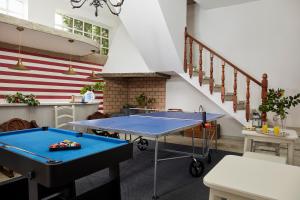 帕德隆Luxury Singular Villa Rosa的楼梯间里的乒乓球桌