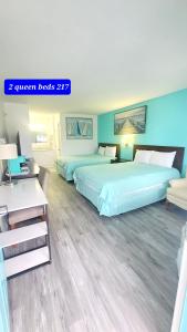 圣奥古斯丁Historic Inn - Saint Augustine的两张位于酒店客房的床,拥有蓝色的墙壁