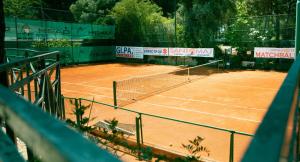 莱波拉诺I giardini di Santomaj的网球场,上面有网