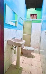 科潘玛雅遗址Hotel Rosalila的一间带水槽和卫生间的浴室