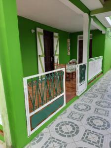 卡佩斯特雷贝勒奥F3 paisible的绿色房屋 - 带瓷砖地板阳台