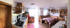 伦达瓦Cosy country home, Lendava的厨房配有水槽和桌子