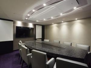 台北天阁酒店台北复兴的一间会议室,配有长桌子和椅子
