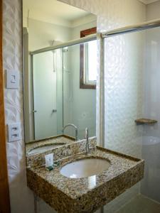 圣玛丽亚Hotel Appel的一间带水槽和镜子的浴室