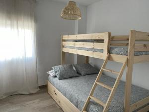 阿尔科斯-德拉弗龙特拉Alojamiento Rural Buenavista的一间卧室配有带梯子的双层床