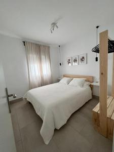 阿尔科斯-德拉弗龙特拉Alojamiento Rural Buenavista的白色卧室配有一张白色的大床