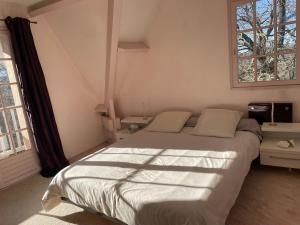 LaroinIdéal Famille - HAVRE DE PAIX - Vue Pyrénées的一间卧室设有一张大床和一个窗户。