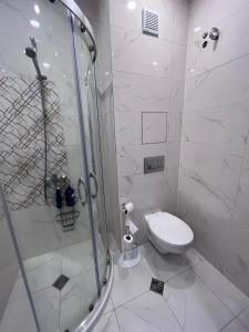 索非亚Paris luxury top centre Apt with office space的带淋浴和卫生间的白色浴室