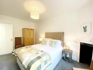 托基Tramontane Apartment at Hesketh Crescent的一间卧室配有一张带 ⁇ 子毯子的床