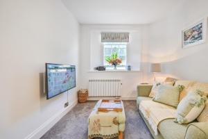 托基Tramontane Apartment at Hesketh Crescent的带沙发和电视的客厅