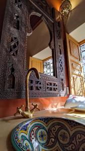 马拉喀什RIAD DAR En-Nawat的浴室水槽和镜子前的水龙头