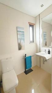 劳林哈Sunset Street Beach house的一间带卫生间和水槽的浴室