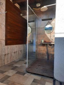 圣塞巴斯蒂安Pousada Estrela Mare的浴室里设有玻璃门淋浴