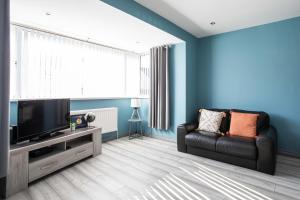 贝尔法斯特Fully Refurbished North Belfast Home的带沙发和平面电视的客厅